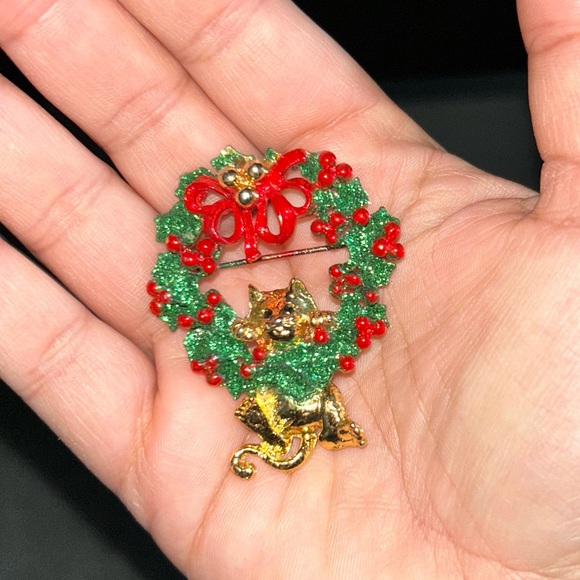 AJC Ruby Red, Emerald Green, and Black Enamel Holiday Wreath and Cat Brooch - Picture 1 of 5